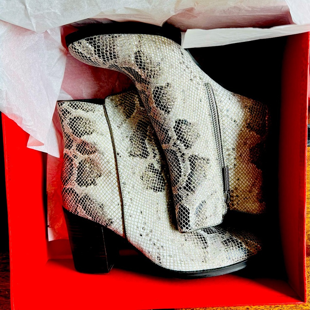 Donald Pliner shoes Taupe Python Glitter. Size 7.5M. Brand new in original box.